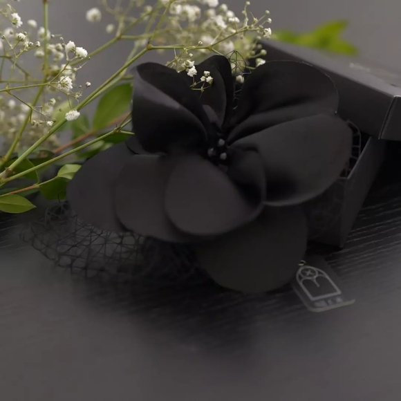 Floral Hair Clip in Silk | In stock | Black or Light blue | Vintage pin-up - Picture 3 of 3